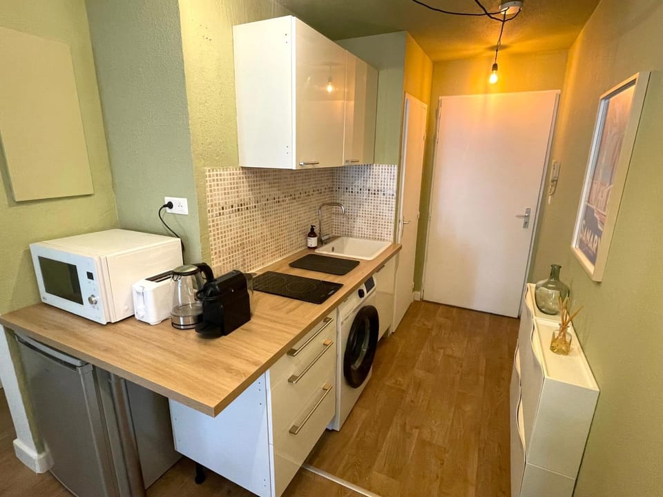 Coffee/tea facilities, microwave, oven, stove, toaster, washing machine, kitchen