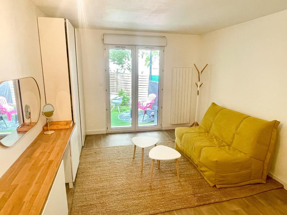 Communal lounge/ TV room, Living room, Seating area, internet