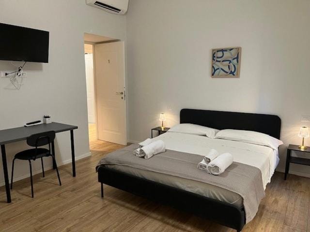 Bed, TV and multimedia, Photo of the whole room, Bedroom, air conditioner