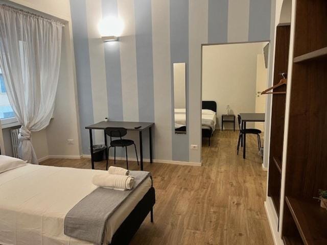 Photo of the whole room, Bedroom, hair dresser
