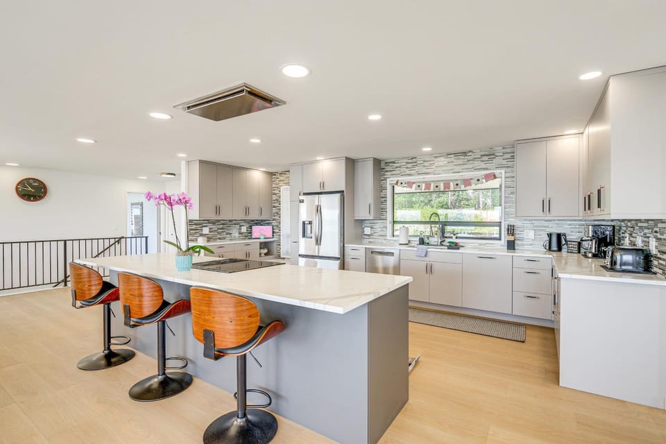 Spacious Camano Home with Hot Tub and Water Views! House in Camano Island