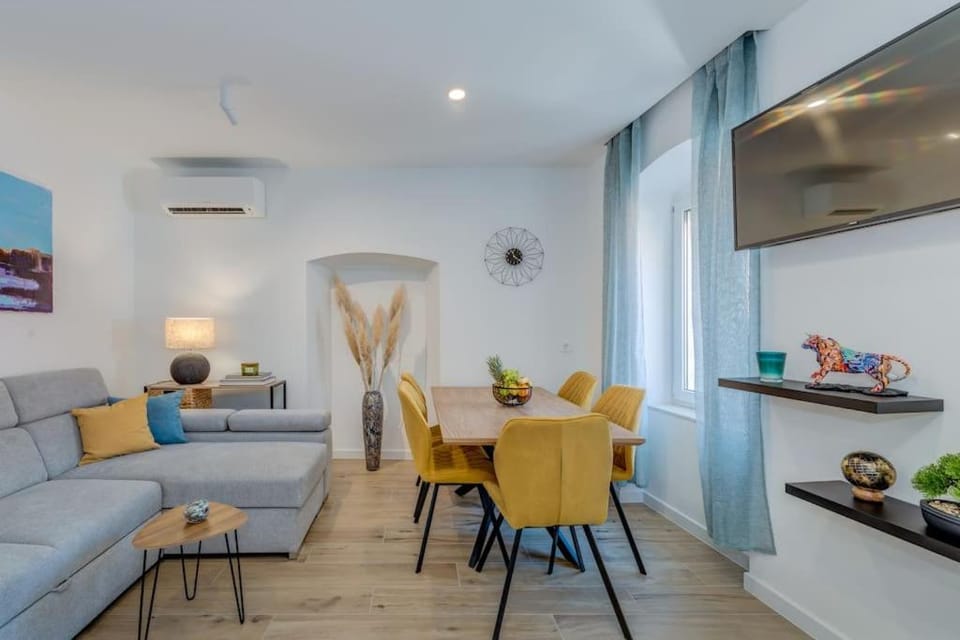 Kitchen or kitchenette, Living room, Seating area, Dining area, air conditioner