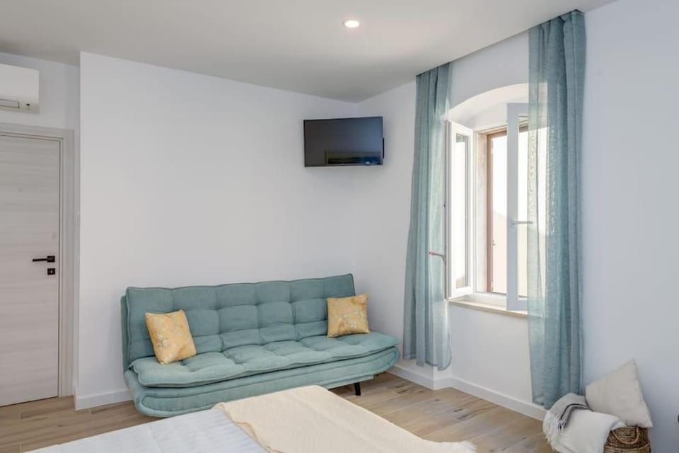 Bed, TV and multimedia, Seating area, Bedroom, air conditioner