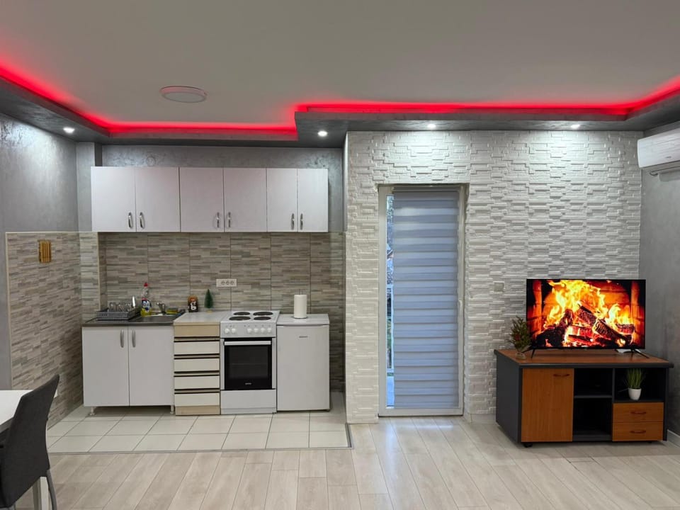 TV and multimedia, Kitchen or kitchenette, minibar, stove