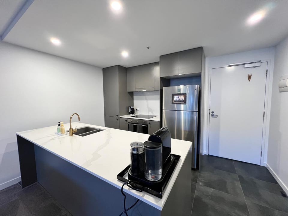 Midnight Luxe 2BR 2Bath 2Car 528 in the heart of Braddon Pool Sauna Gym Secure Parking Wifi Wine Apartment in Canberra