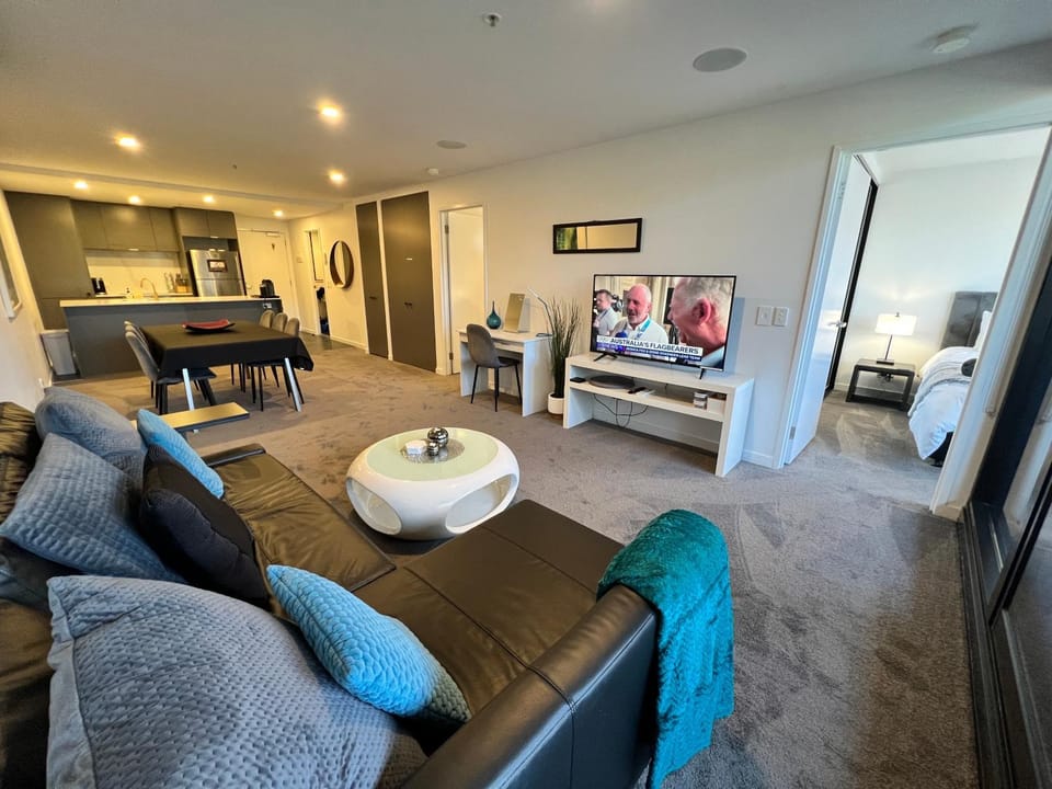 Midnight Luxe 2BR 2Bath 2Car 528 in the heart of Braddon Pool Sauna Gym Secure Parking Wifi Wine Apartment in Canberra