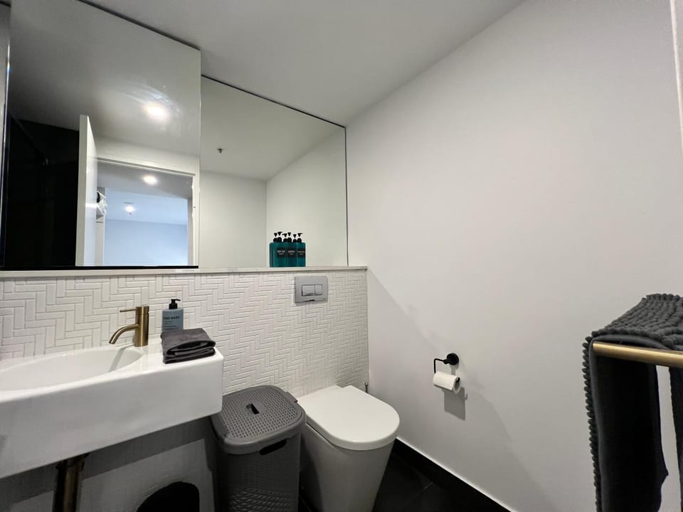 Midnight Luxe 2BR 2Bath 2Car 528 in the heart of Braddon Pool Sauna Gym Secure Parking Wifi Wine Apartment in Canberra