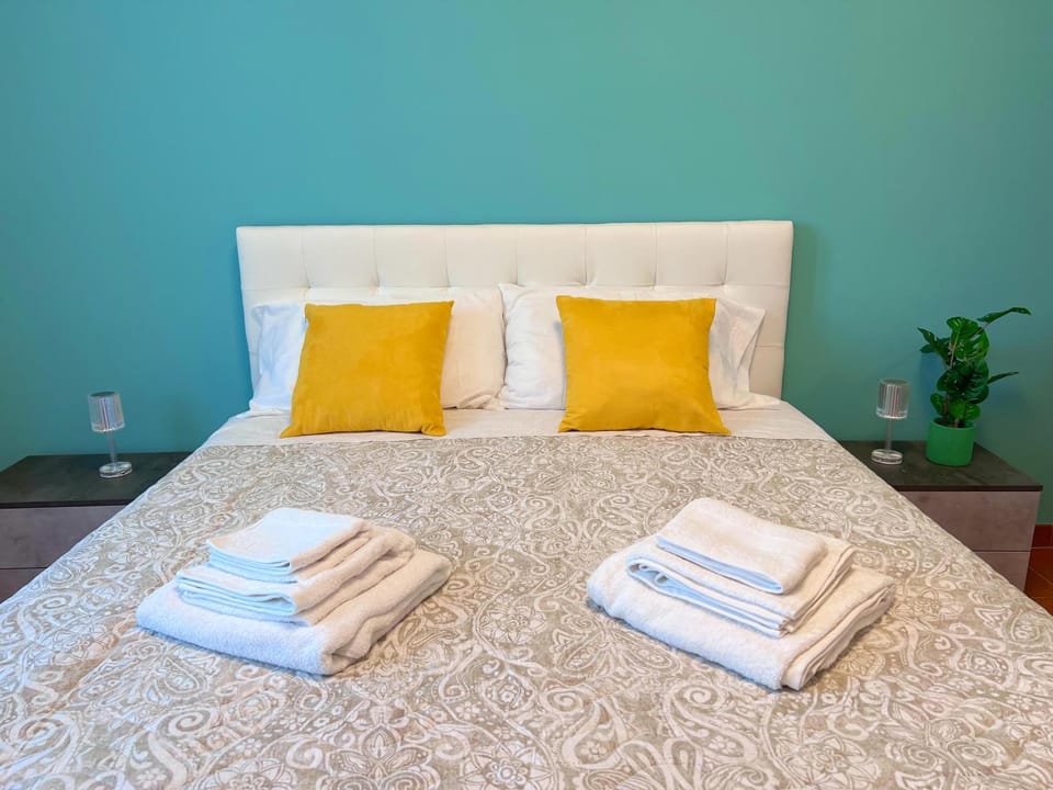 Bed, towels