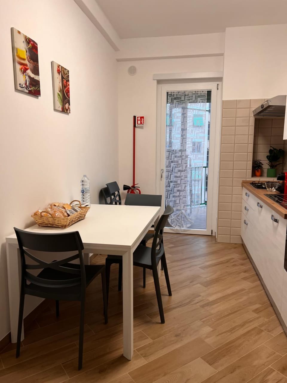 Kitchen or kitchenette, Food and drinks, Dining area, stove