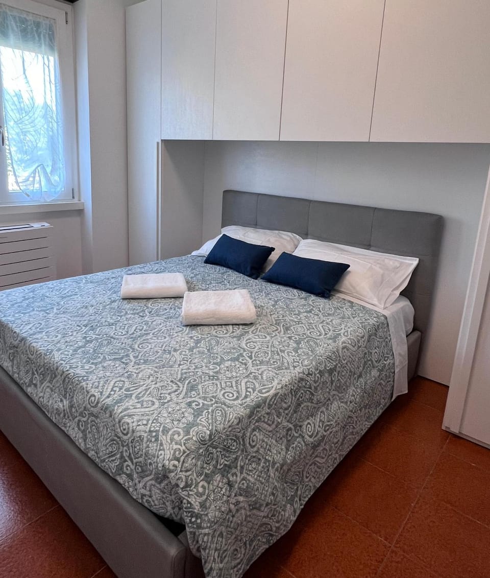 Bed, Bedroom, towels, wardrobe