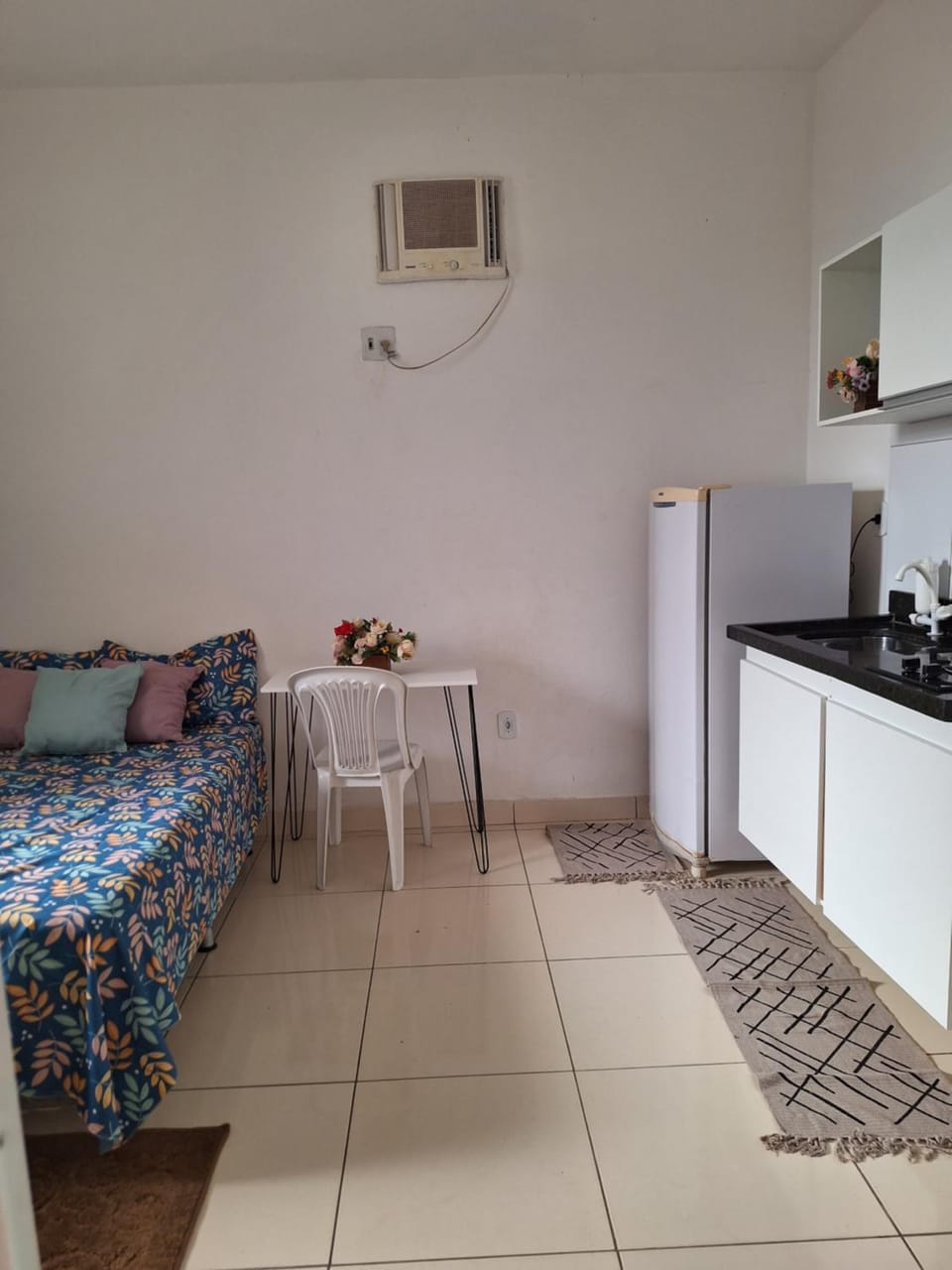 Kitchen or kitchenette, Seating area, air conditioner