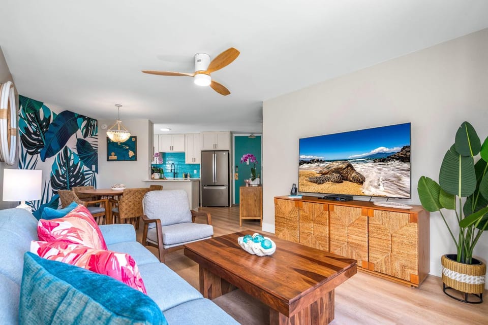 Hip Hawaiian Oceanfront Vistas Apartment in Kihei