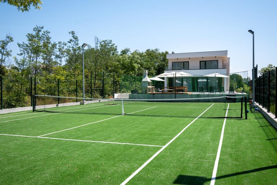 Day, Tennis court