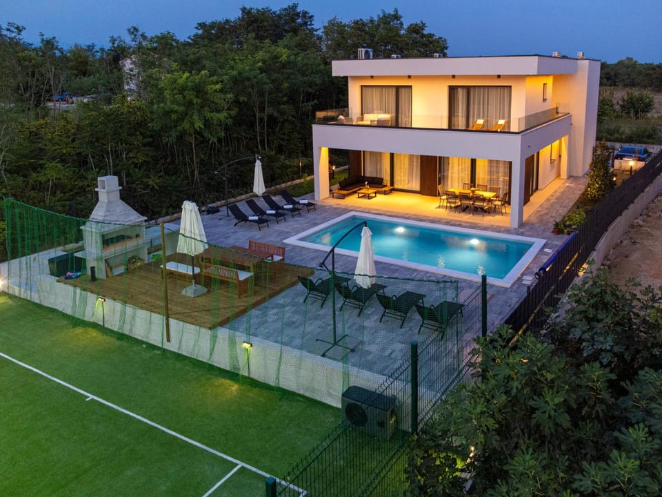 Property building, Pool view, Swimming pool