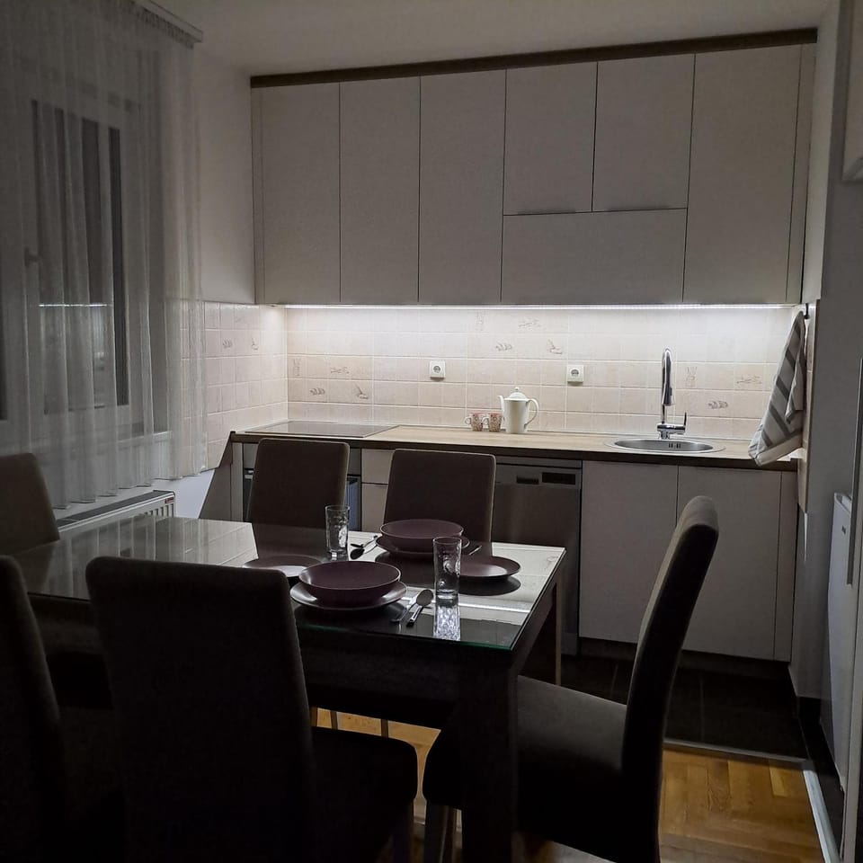 Kitchen or kitchenette, Dining area