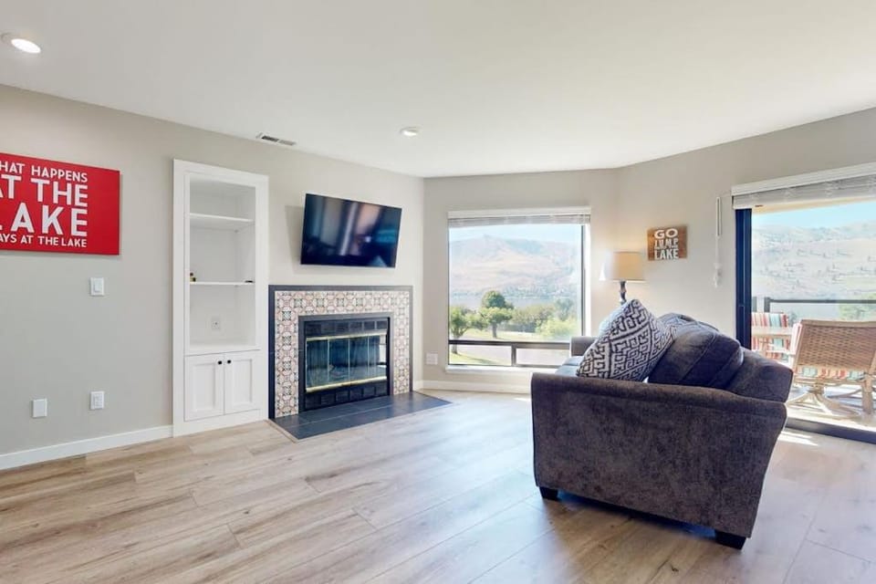 Lake Chelan Shores: To Ski or Knot #18-6 Apartment in Chelan (In Town)