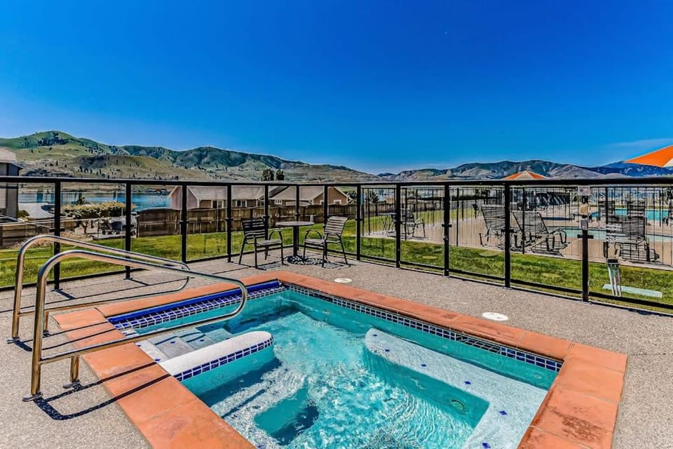 Lake Chelan Shores: To Ski or Knot #18-6 Apartment in Chelan (In Town)