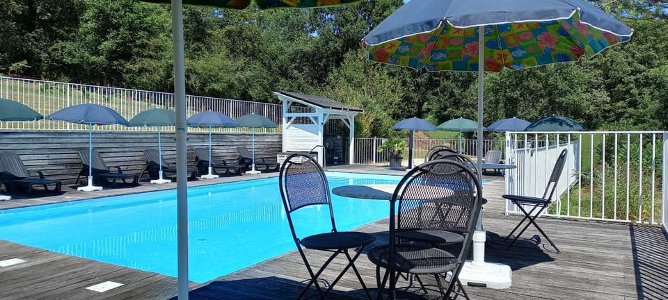 Restaurant/places to eat, Swimming pool