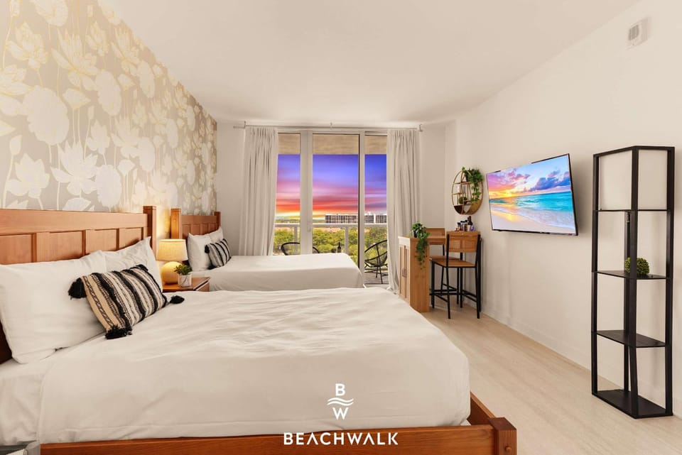 Amazing Studio Infinity View Balcony House in Hallandale Beach