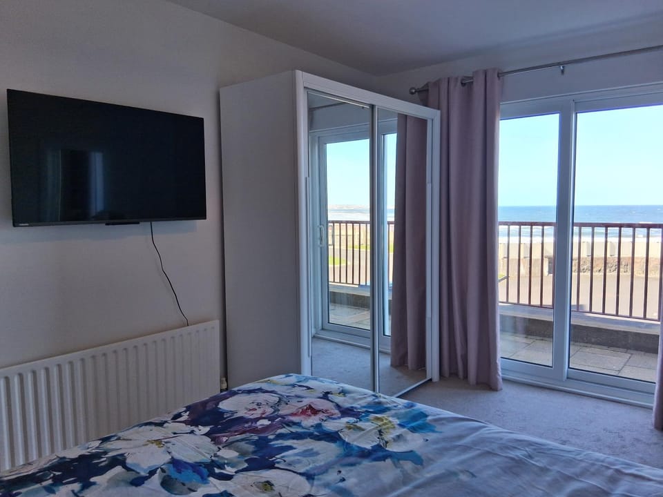 Bed, TV and multimedia, Bedroom, Sea view