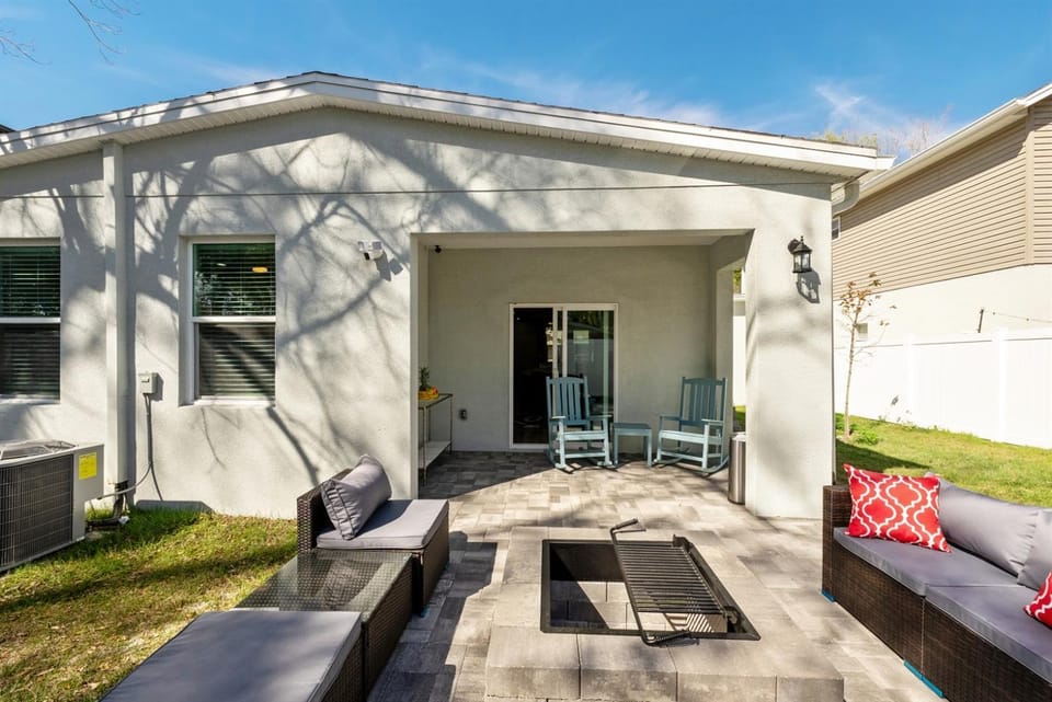 Chic Retreat-Stunning Design Cozy Fire Pit Escape! House in Tampa