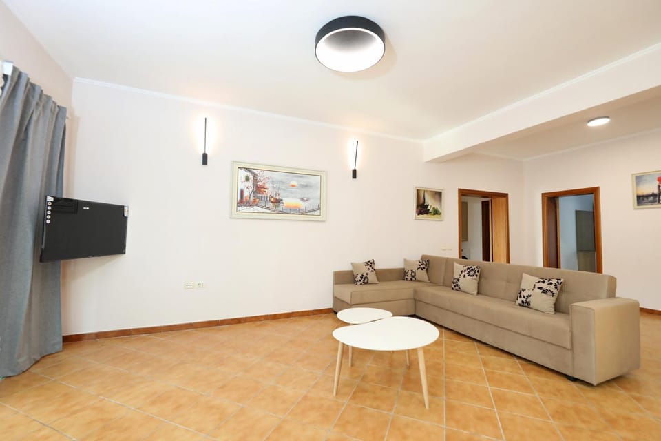Communal lounge/ TV room, TV and multimedia, Living room, Seating area, Evening entertainment