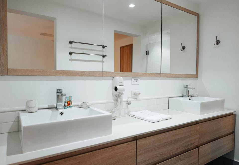 Bathroom, towels