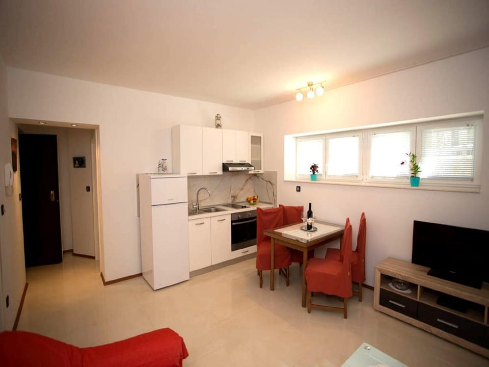 Spring, Day, Kitchen or kitchenette, Living room, On site