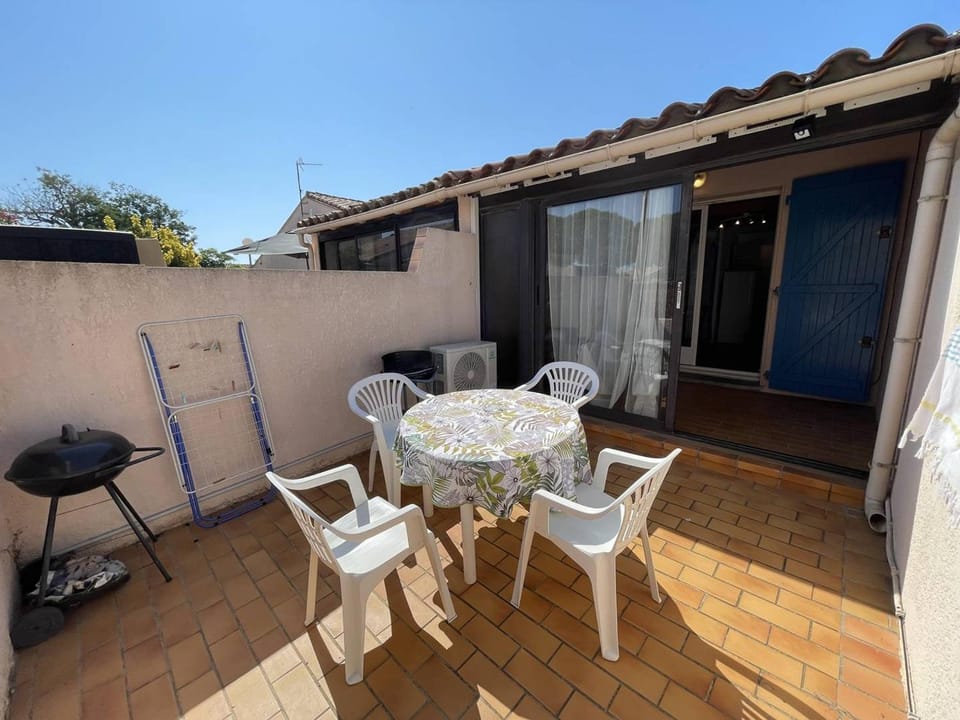 Pavillon climatisé avec mezzanine, 4 couchages, proche plage et commerces, parking privé, St-Cyprien - FR-1-106-105 Villa in Saint-Cyprien