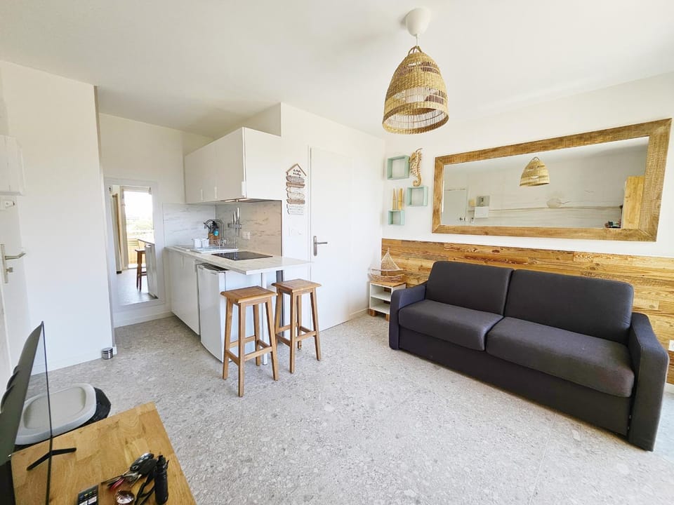 Studio refait en 2024 avec terrasse, climatisation et parking, à 50m de la plage - FR-1-338-588 Apartment in Occitanie