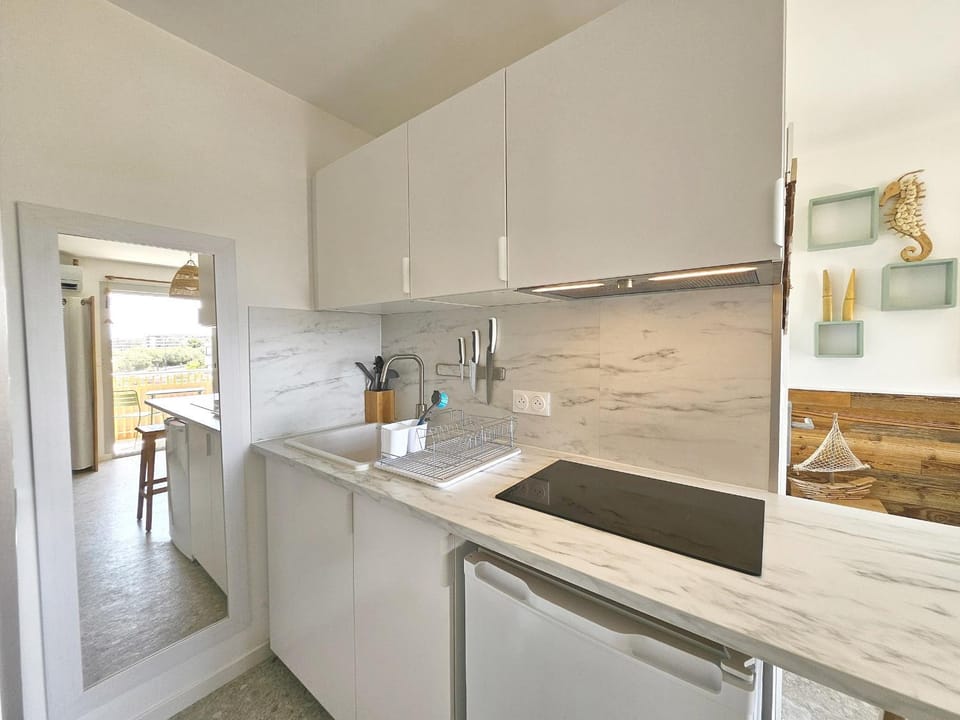 Studio refait en 2024 avec terrasse, climatisation et parking, à 50m de la plage - FR-1-338-588 Apartment in Occitanie