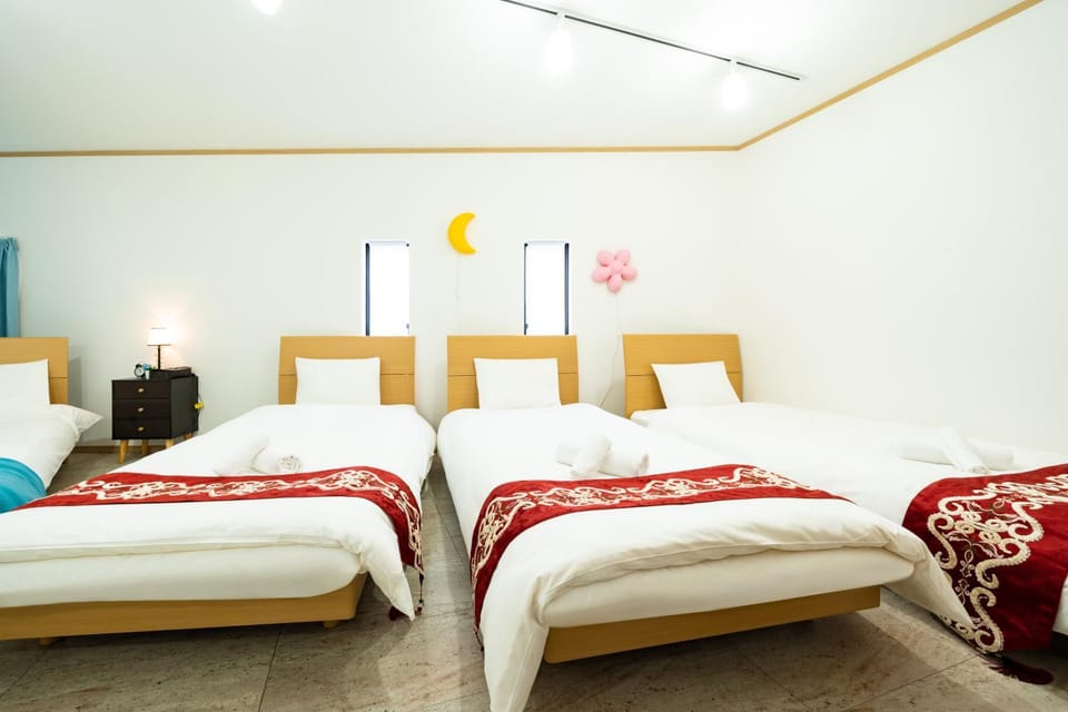 Bed, Bedroom, towels