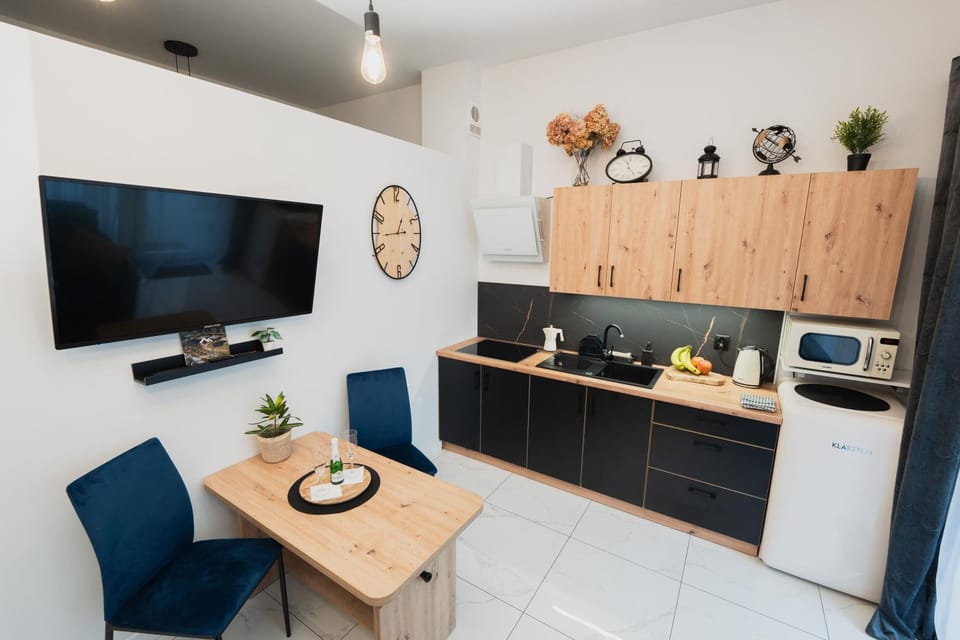 Communal lounge/ TV room, Dining area, microwave, oven, toaster, kitchen
