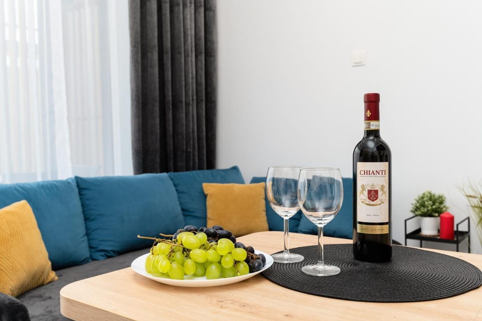 Living room, Seating area, Dining area, Food, Alcoholic drinks