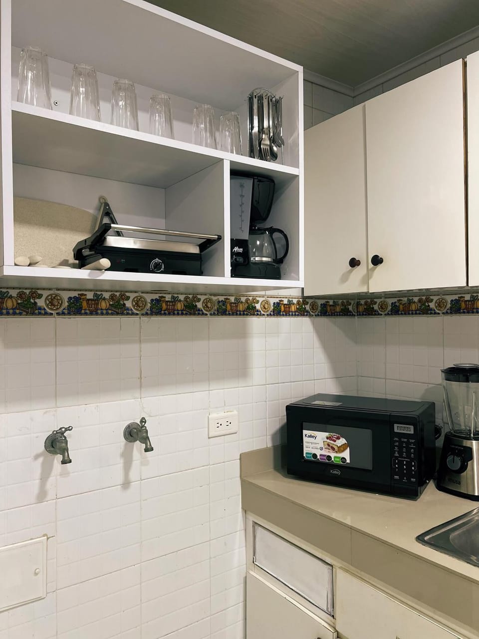 Coffee/tea facilities, microwave