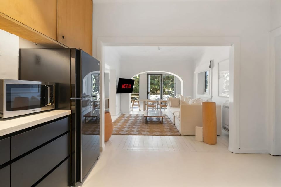 Executive 2BR Apt w Balcony near Yarranabbe Park Apartment in Sydney