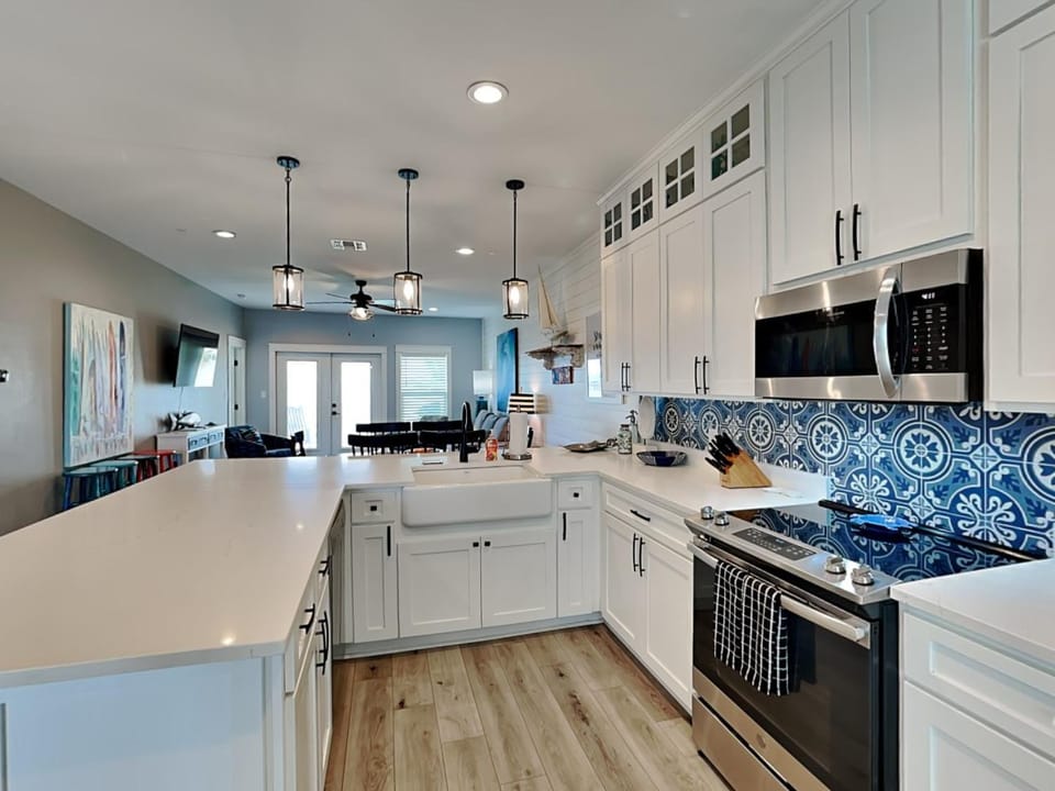 Kitchen or kitchenette, Living room, microwave, oven, stove, kitchen