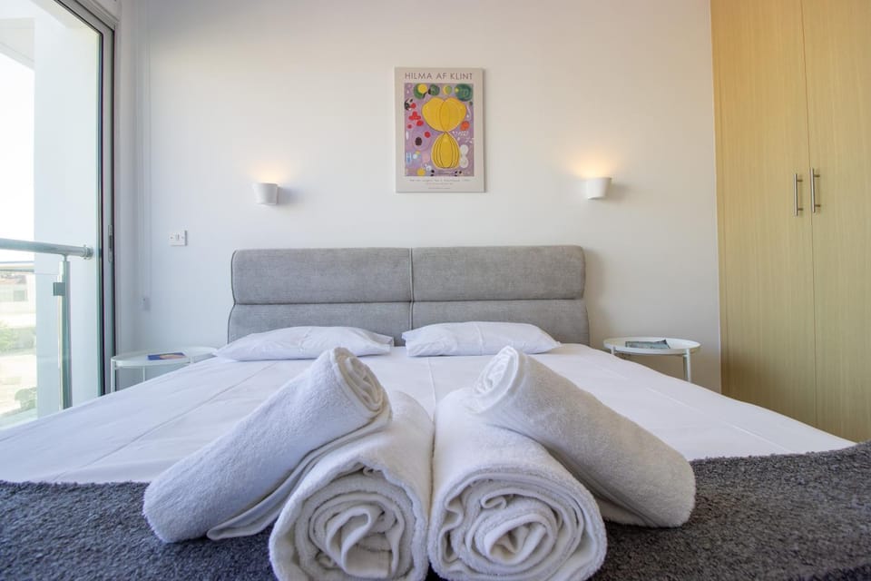 Bed, Bedroom, towels
