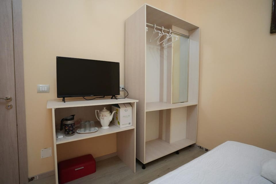 Bed, TV and multimedia, Photo of the whole room, Bedroom