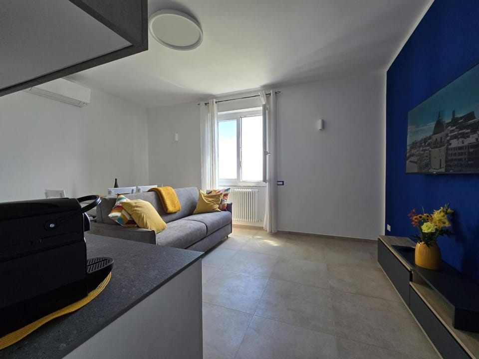 TV and multimedia, Kitchen or kitchenette, Living room, Seating area