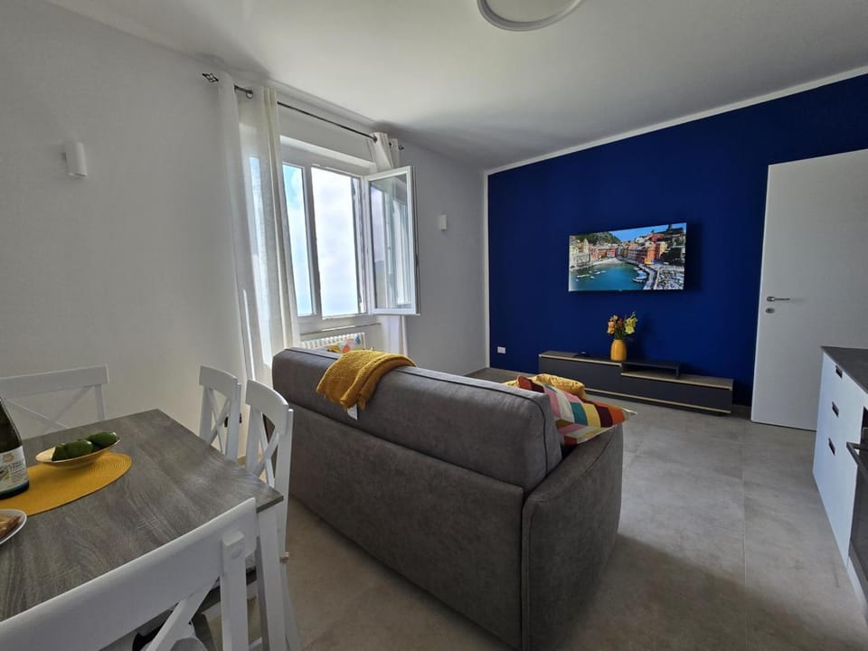 TV and multimedia, Kitchen or kitchenette, Living room, Seating area, Dining area