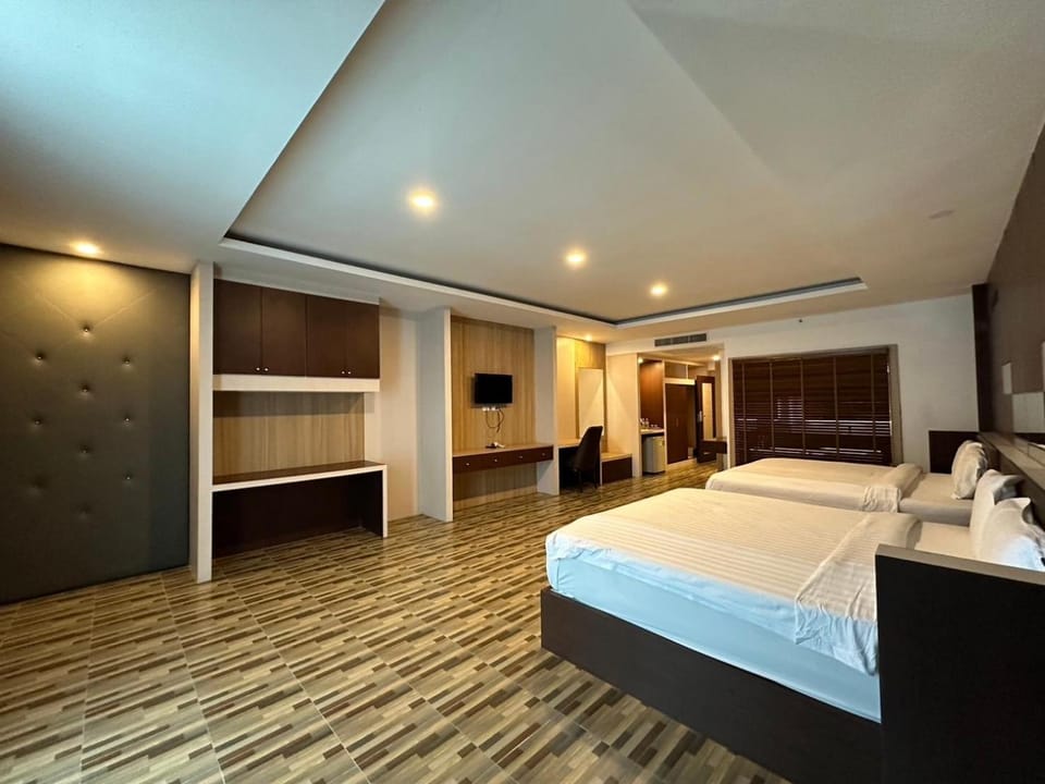 Bed, TV and multimedia, Photo of the whole room, Bedroom