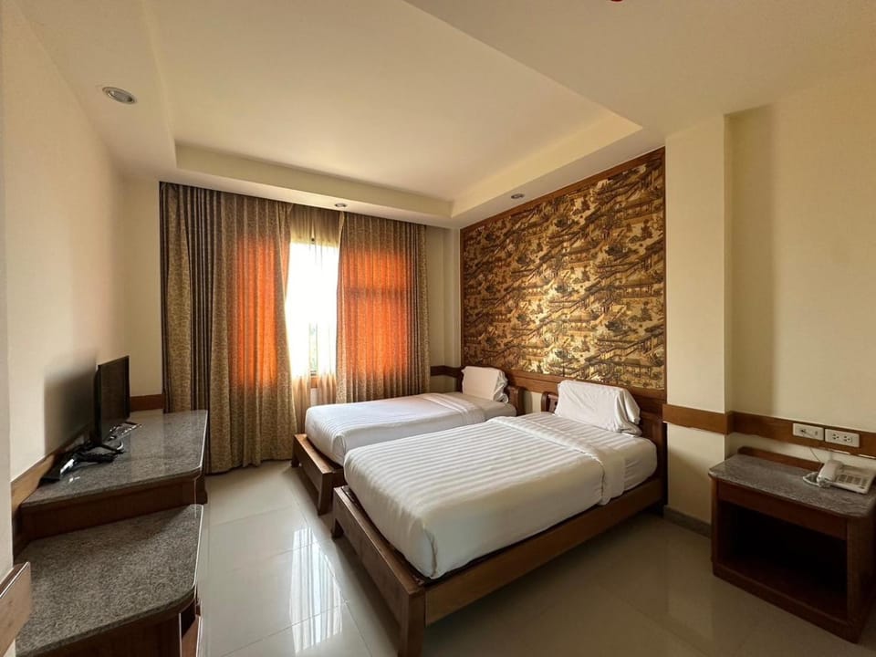 Bed, TV and multimedia, Living room, Photo of the whole room, Seating area, Bedroom