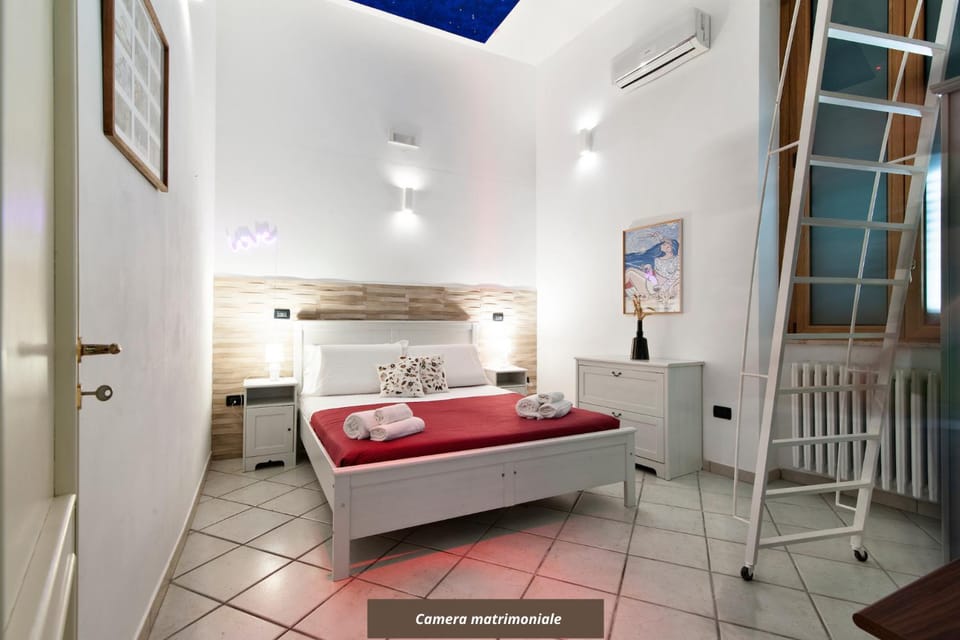 Photo of the whole room, air conditioner