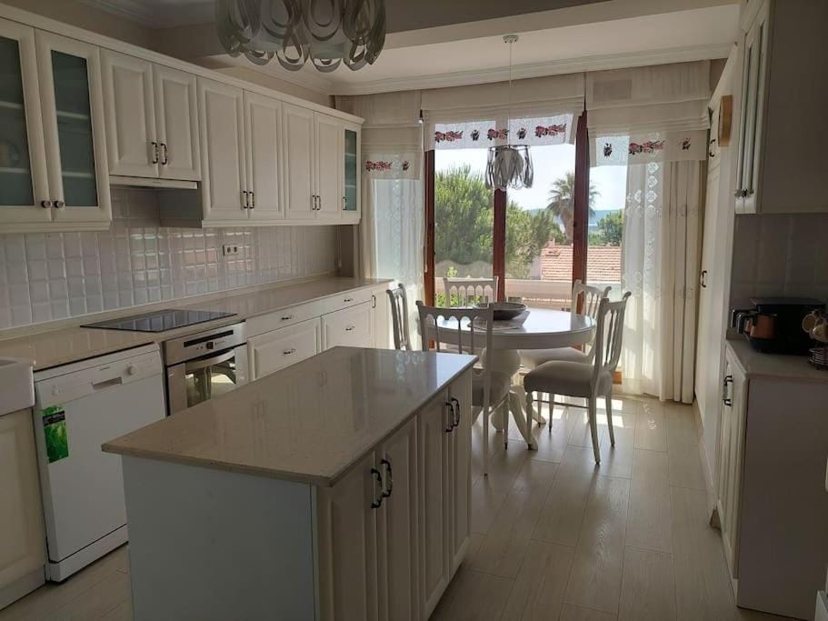 Şifne yalı'da 4 oda 9kisi yatak kapasite manzaralı House in İzmir Province