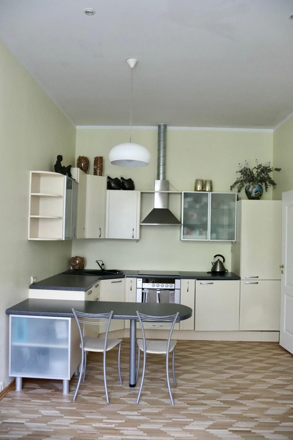 Kitchen or kitchenette, Dining area, oven