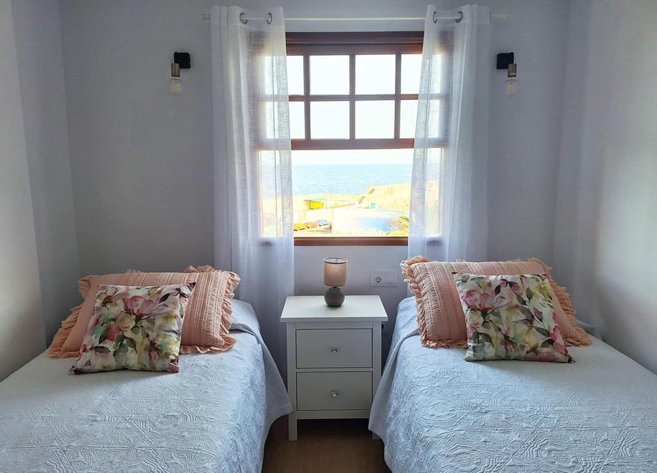 Bed, Bedroom, City view, Sea view, wardrobe