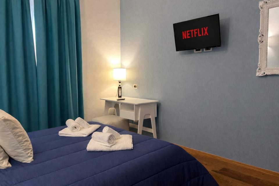 Bed, TV and multimedia, Photo of the whole room, Bedroom, towels