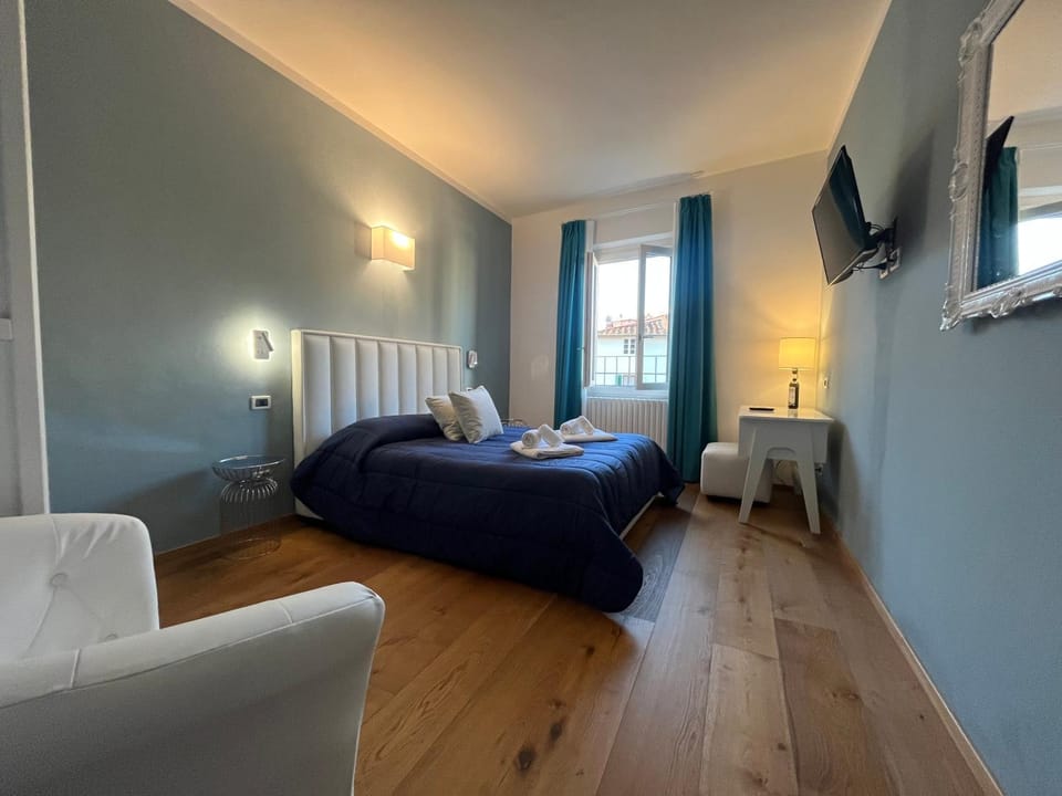 Bed, TV and multimedia, Photo of the whole room, Seating area, Bedroom