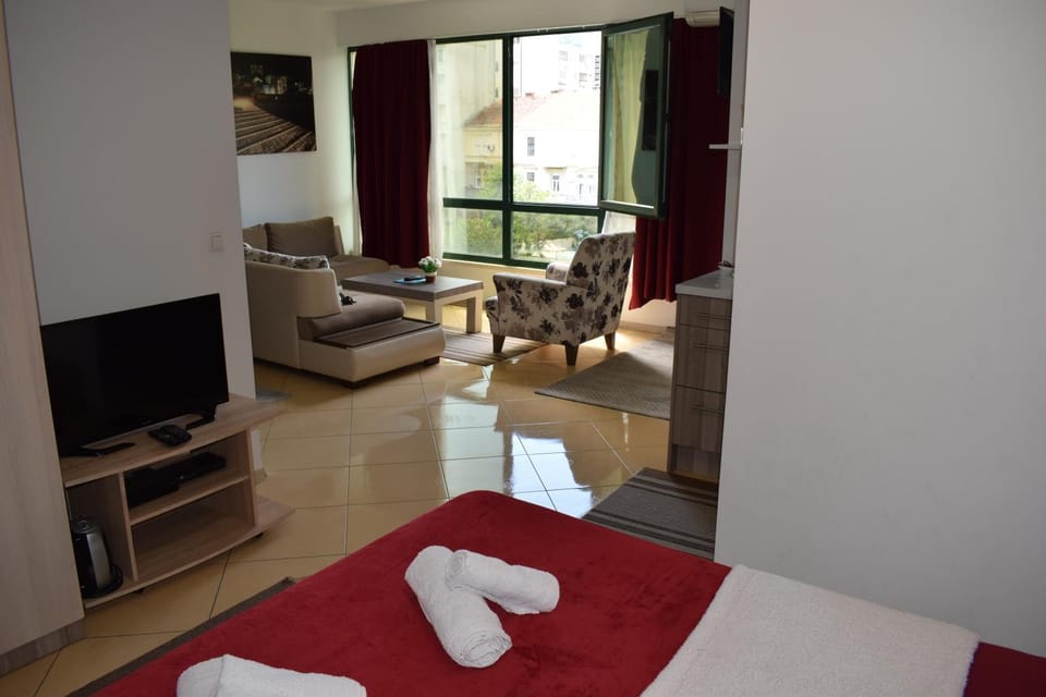 Bed, TV and multimedia, Living room, Seating area, towels